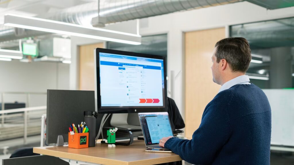 Ein Mann, der ein LinkedIn-Profil auf einem Computer verwaltet